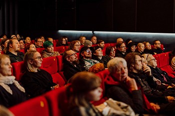 Avajaisnäytöksen yleisöä. Kuva: Antti Pitkäjärvi