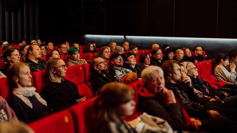 Avajaisnäytöksen yleisöä. Kuva: Antti Pitkäjärvi