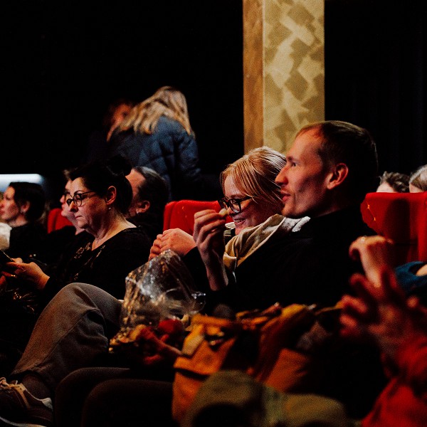 Avajaisnäytöksen tunnelmaa.