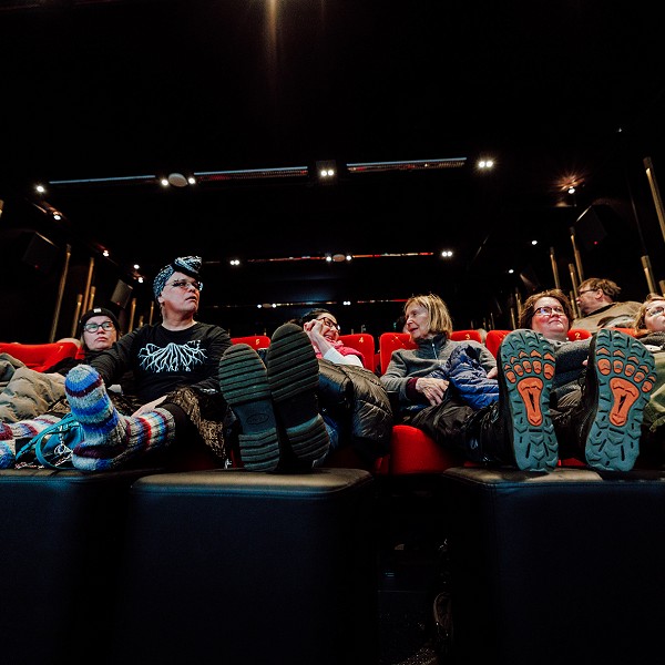 Käpälät kohti valkokangasta.