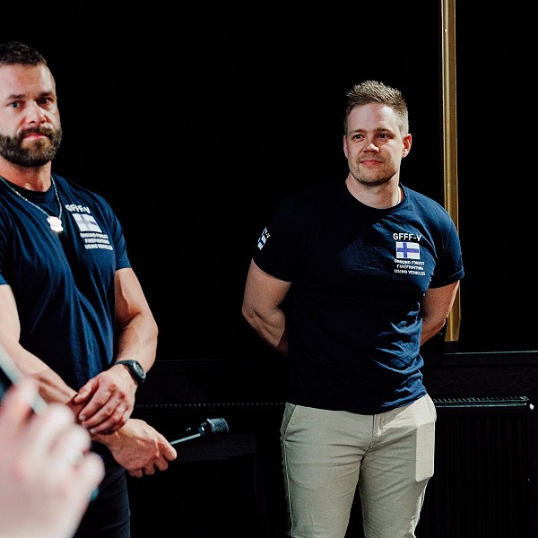 Palava maa-dokumentissa nähdyt pelastajat Soini Kurki ja Janne Korhonen vastaamassa yleisön runsaisiin kysymyksiin.