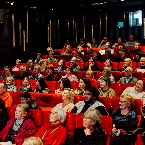 Focus-Zoomin täysi sali.