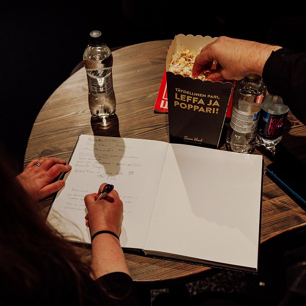 Vielä viimeiset viestit vieraskirjaan.